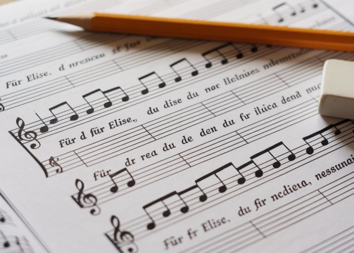 Sheet music for Für Elise with phonetic pronunciation written next to the notes.